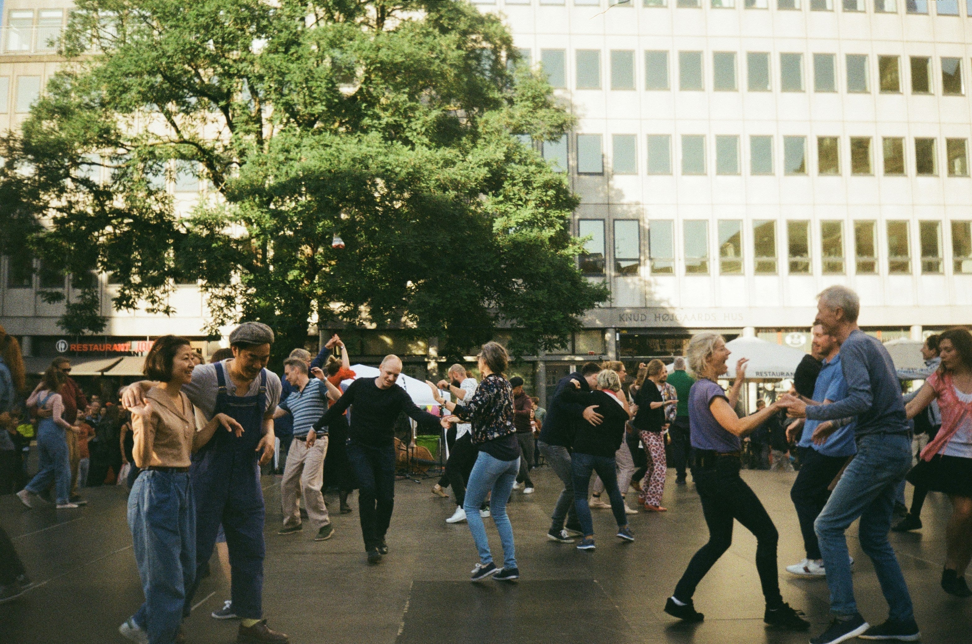 People dancing outdoors representing healthy lifestyle habits, movement and vitality